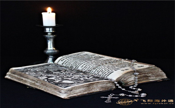 书旁边一个蜡烛