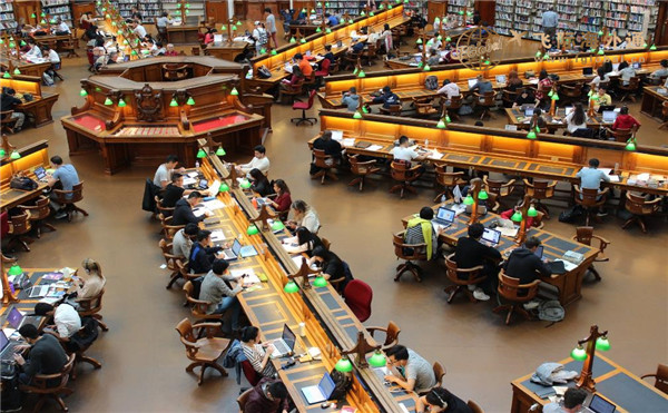 很多人在图书馆内学习