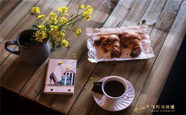 桌子上摆放整齐的物品