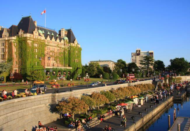 加拿大移民生活，选择温哥华好还是多伦多好呢？