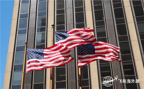 建筑大厦与美国国旗